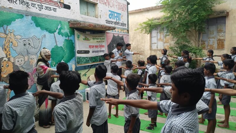 कृषिदूतांकडून विद्यार्थांना स्वच्छता व गाजर गवत निर्मूलनाबद्दल मार्गदर्शन